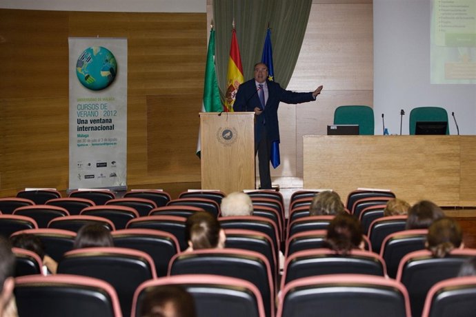 Benjamín del Alcázar en una ponencia en los Cursos de Verano de la UMA