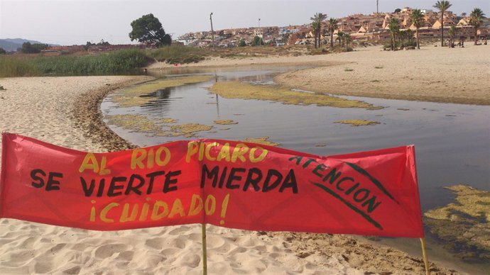Pancarta desplegada por Agaden en el río Pícaro