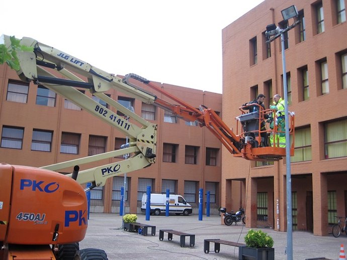 Trabajos de reestructuración del alumbrado exterior en Las Llamas