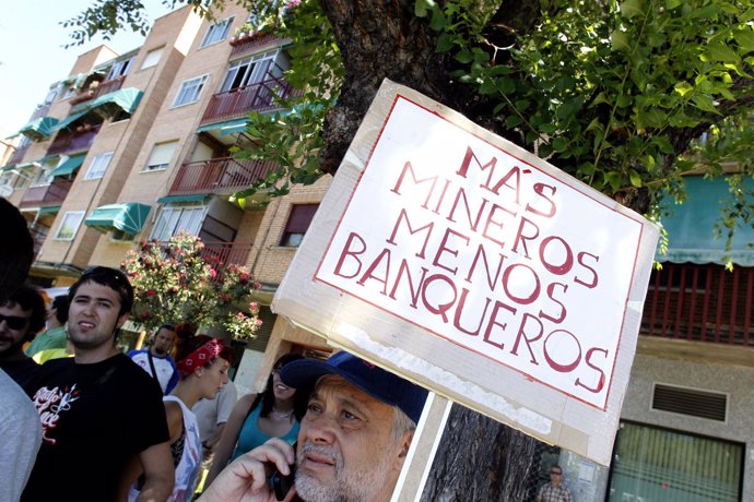 Entrada a Madrid de grupo de mineros por la carretera 