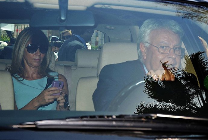 Felipe González y Mar García Vaquero en el interior de un coche