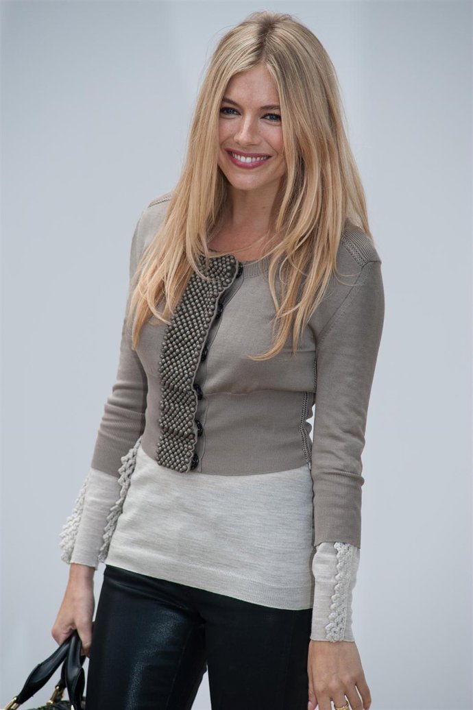 Sienna Miller Posando