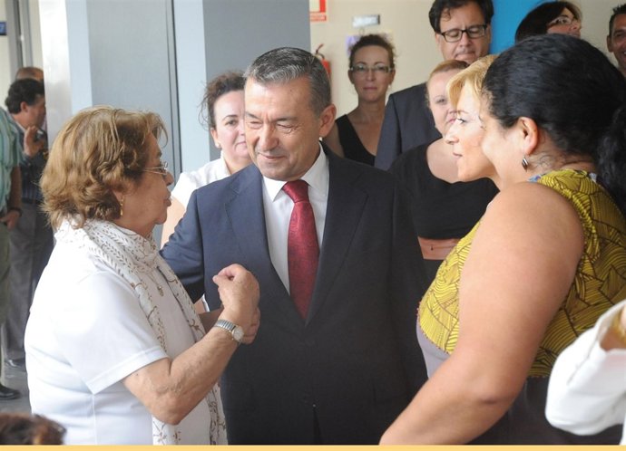 Rivero Charla Con Una Usuaria Del CAE De Icod