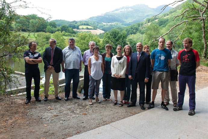 Zarraluqui visita parte de la vía verde del Bidasoa.