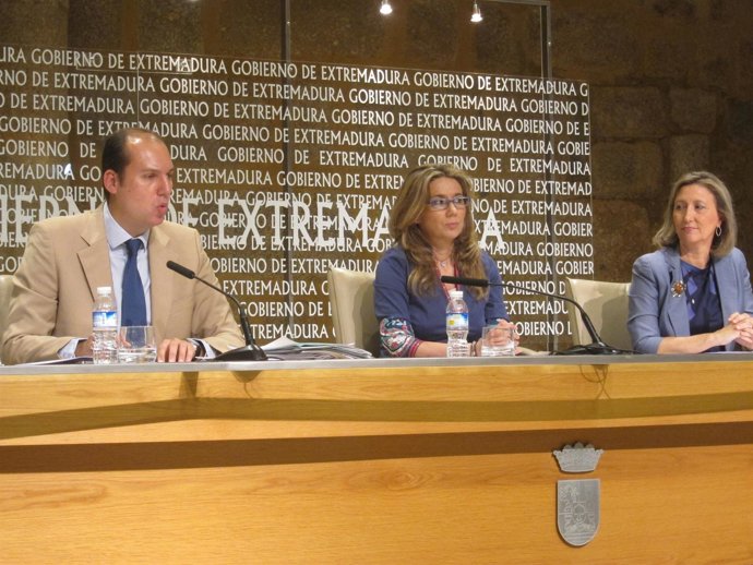Hernández Carrón junto a Cristina Teniente y Trinidad Nogales