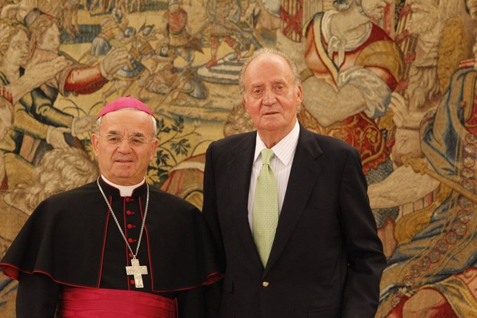 El Rey junto a Monseñor Renzo Fratini