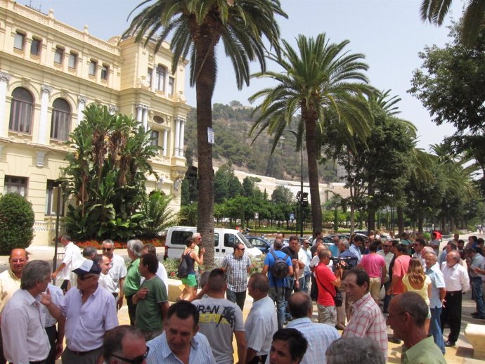 Taxistas concentrados frente al Ayuntamiento de Málaga