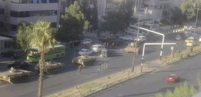 Tanques y vehículos blindados del ejército sirio por las calles de Damasco