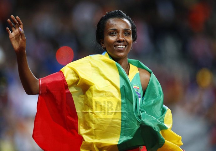 La etíope Dibaba tras su victoria en los 10.000 metros