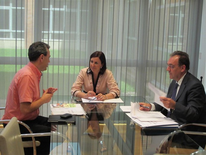 María José Català Reunida Con Representantes De AVACU