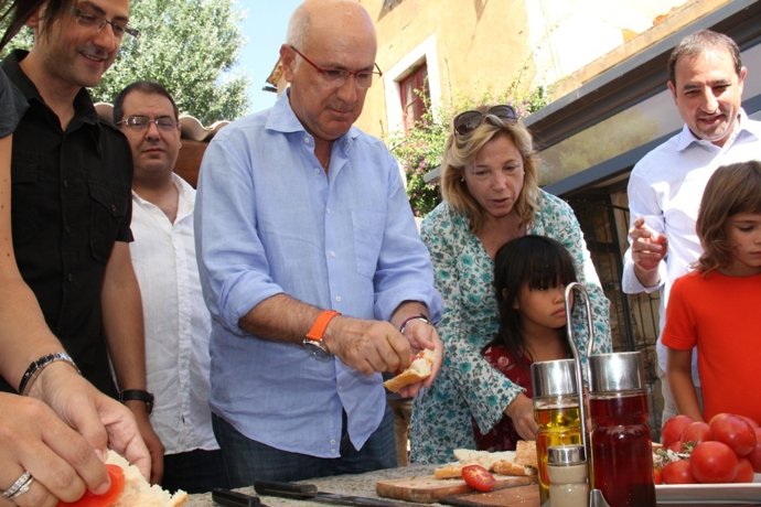 Duran Junto A La Vicepresidenta Del Govern Joana Ortega