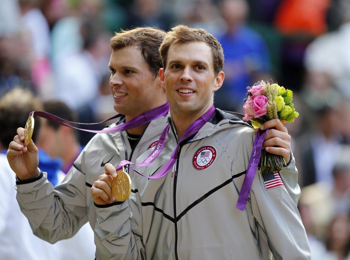 Los hermanos Bryan tras conseguir el oro olímpico en dobles