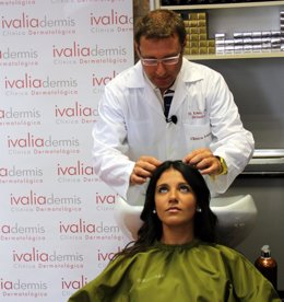 Dermatólogo examinando un cabello