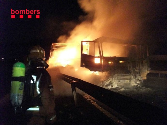 Un camión incendiado en la AP-7, a la altura de la Jonquera
