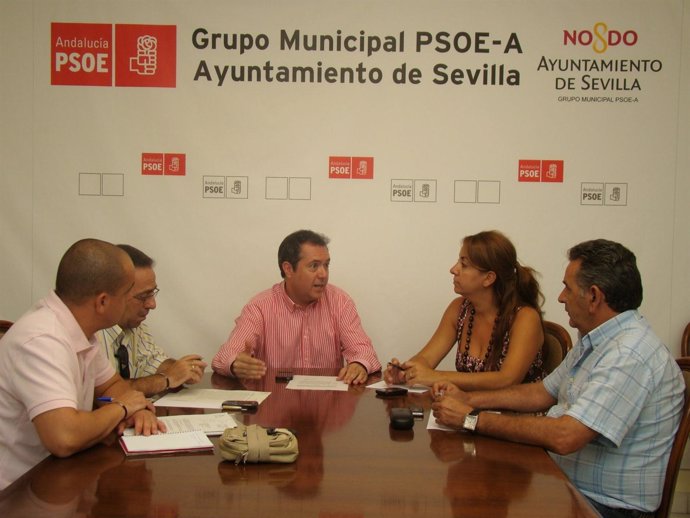 Juan Espadas y Encarnación Martínez con representantes de UGT en Lipasam