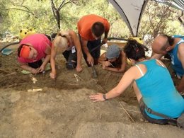 Los voluntarios, durante los trabajos de exhumación