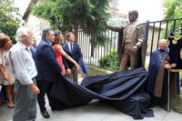 Cambados (Pontevedra) estrena la estatua que recuerda a Manuel Fraga como Gran Mestre do Albariño