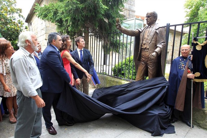    O presidente da Xunta, Alberto Núñez Feijóo, acompañado por membros do Gobern