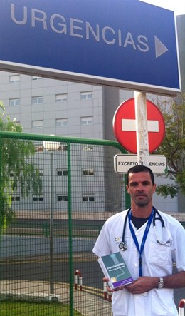 Imagen del doctor Ignacio Ayala ante el centro hospitalario