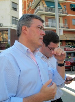 Fernández De Moya Atiende A Los Medios En Presencia Del Edil Miguel Contreras.