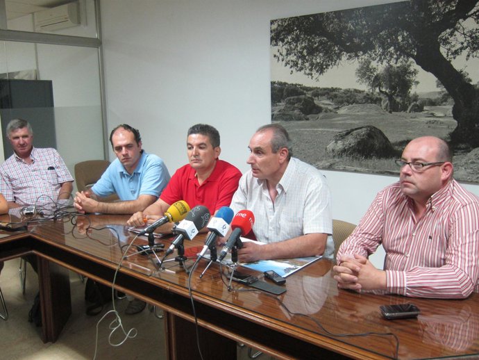 Laparra, primero por la derecha, junto a representantes del sector agrario