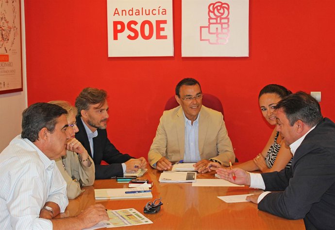 El secretario general del PSOE de Huelva, Ignacio Caraballo, se reúne con delega