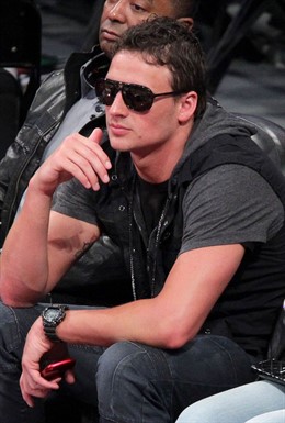El nadador estadounidense Ryan Lochte durante un partido de baloncesto 