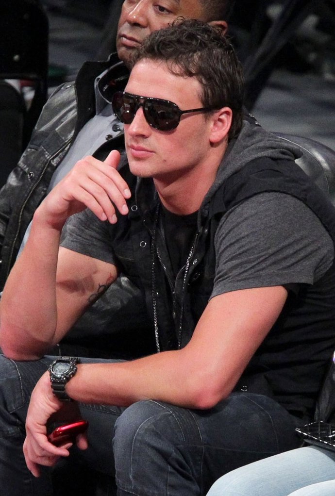 El nadador estadounidense Ryan Lochte durante un partido de baloncesto 
