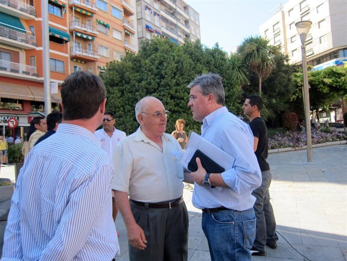 Fernández De Moya Conversa Con Un Vecino Antes De Atender A La Prensa.