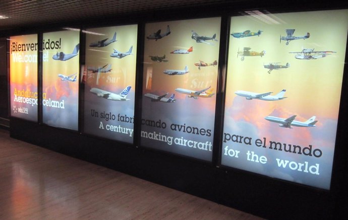 Exposición sobre aeronáutica en el aeropuerto de Sevilla