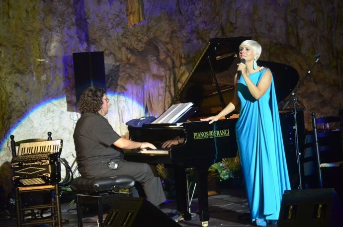 Pasión Vega en el Festival de la Cueva de Nerja