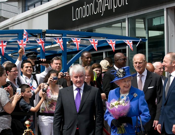 Aeropuerto de Londres. Reina Isabel II y esposo