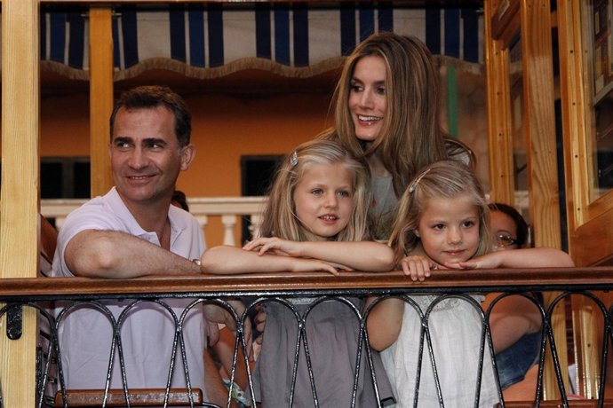 Los Principes de Asturias junto a sus hijas