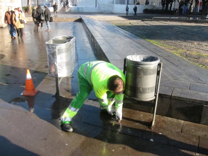 Instalación De Las Nuevas Papeleras Del Plan De Limpieza De Barcelona
