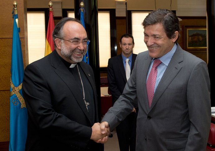  Javier Fernández Saluda Al Arzobispo Jesus Sanz Montes.