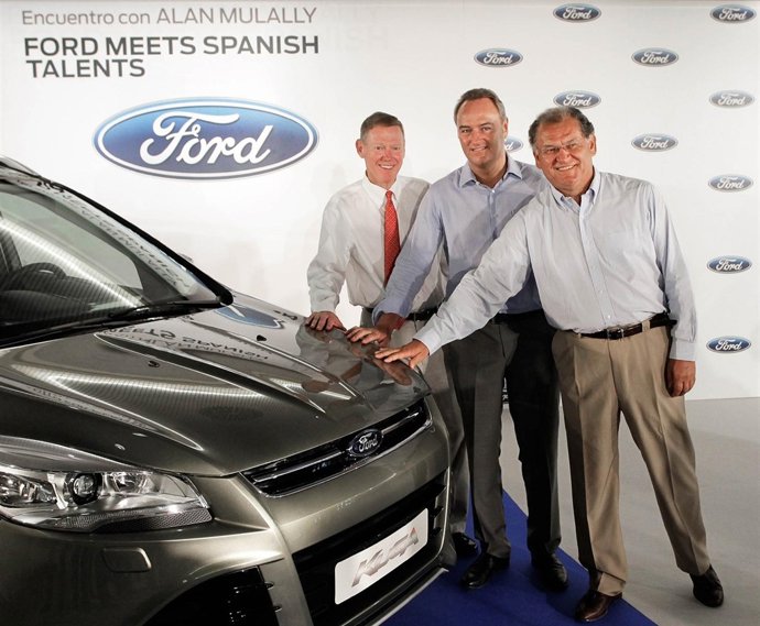 Alan Mullally Presenta A A. Fabra El Primer Kuga, Acompañado De A. Machado.