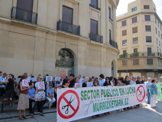 Sindicatos de la Administración foral se concentran contra los recortes.