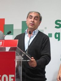 PSOE ve una barbaridad que se exija a los inmigrantes pagar por la Sanidad y duda que el Gobierno no invada competencias