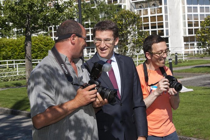 El presidente de la Xunta, Alberto Núñez Feijóo, en sesión de fotos solidaria