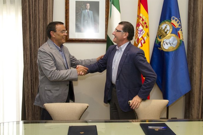 El presidente de la Diputación de Huelva, Ignacio Caraballo, firma convenio.