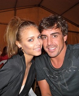 Dasha Kapustina y Fernando Alonso