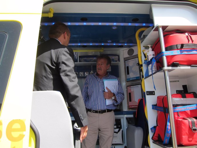 Antoni Mesquida visitando una ambulancia