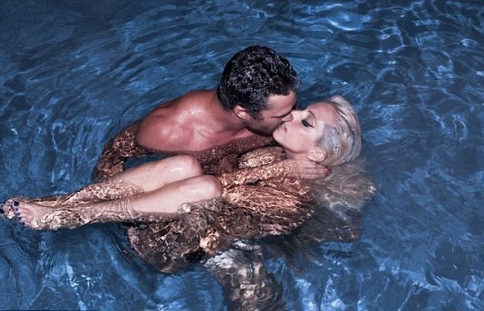 Lady Gaga y su novio desnudos en la piscina se dan un beso.