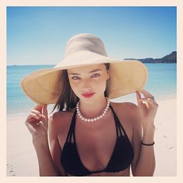 Miranda Kerr posa ante la cámara en sus vacaciones.
