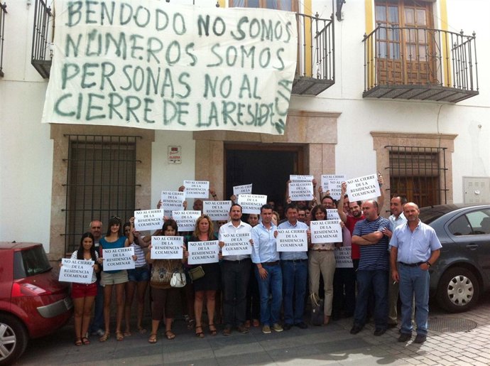 Encierro en el Ayuntamiento de Colmenar por el cierre de la residencia
