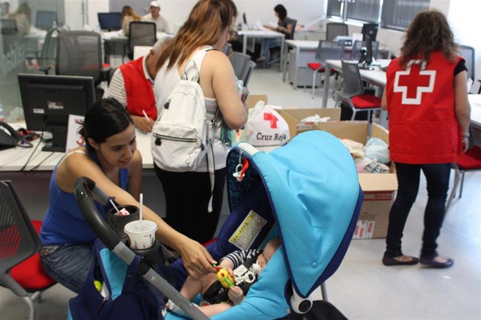 Reparto De Alimentos Por Parte De Cruz Roja