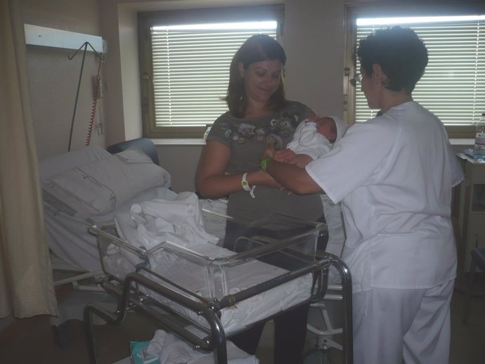 Mujer Con Su Bebé En El Hospital De Elche