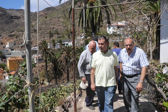 Curbelo (D) Visita La Zona Afectada Junto A Paulino Rivero