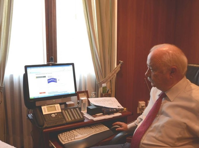 Ricardo Melchior firmando en la plataforma #TFseMueve