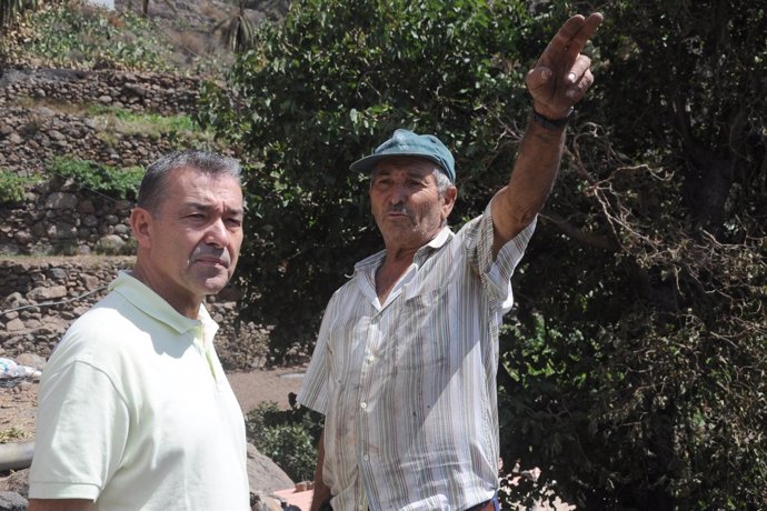 Paulino Rivero habla con un vecino durante su visita a La Gomera